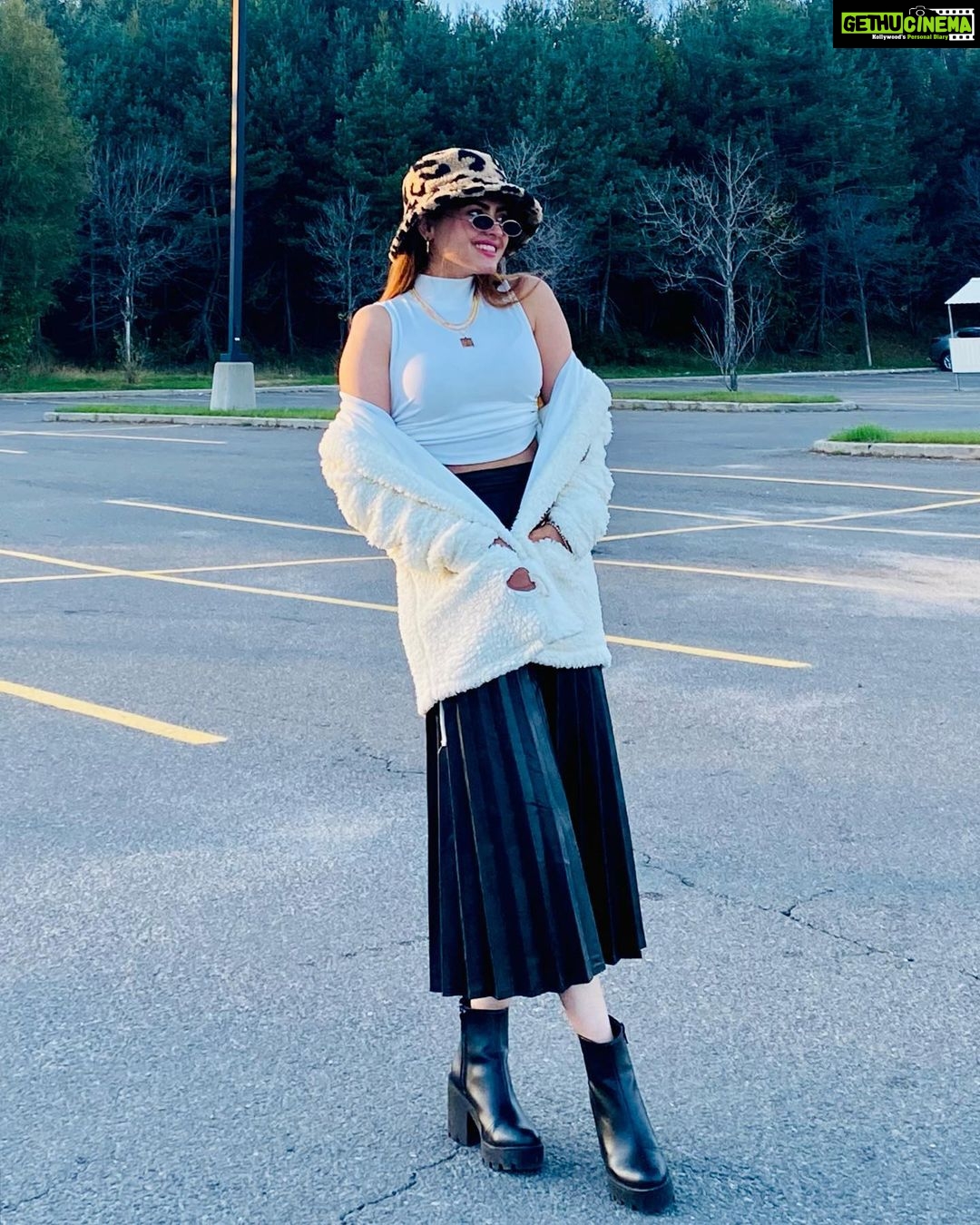 Simi Chahal Instagram - eventually running towards the sunshine ✨
