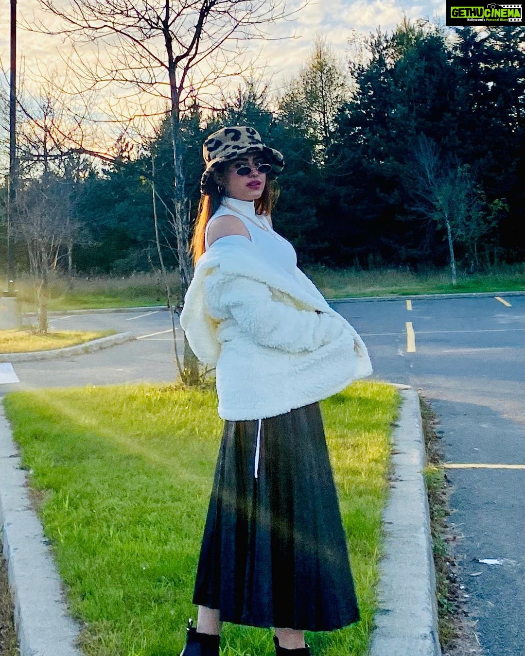 Simi Chahal Instagram - eventually running towards the sunshine ✨