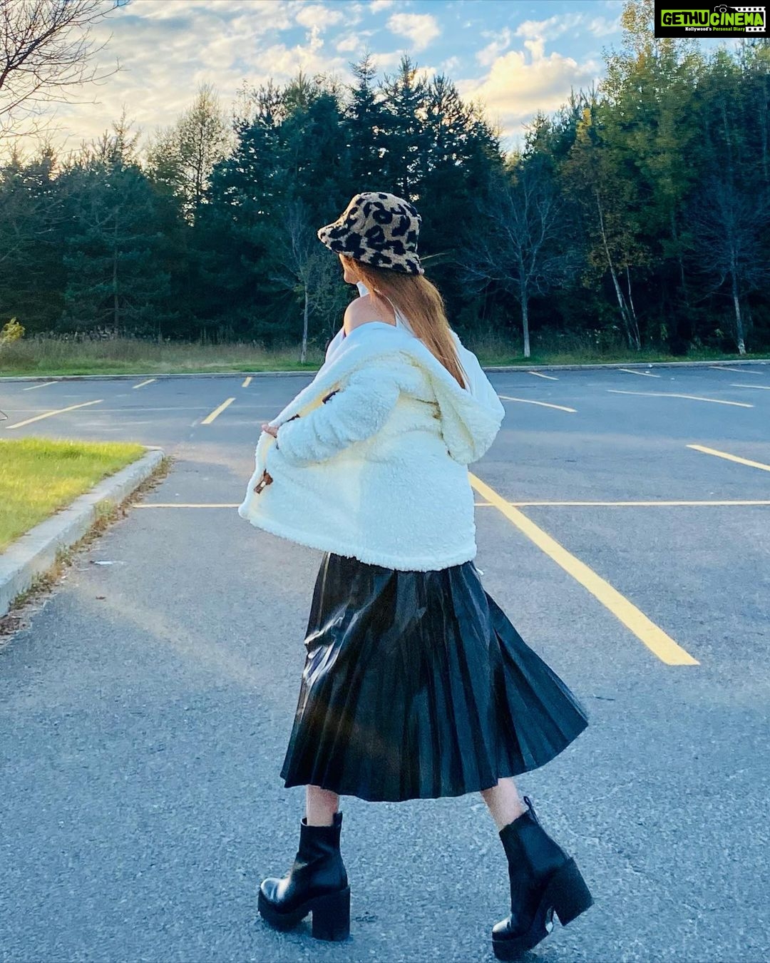 Simi Chahal Instagram - eventually running towards the sunshine ✨