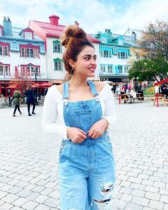 Simi Chahal Instagram - me to my unhealthy eating lifestyle these days : NOPE not happening😝 the 80% rule works. Loving the healthy eating, fit living process 🥰 #ThanksToMeMyself for staying motivated🤪 it ain’t easy🙈 but definitely worth it 💪🏼 Clicked by @rosecaur 💖☺️ Mont-Tremblant, Quebec
