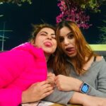 Simi Chahal Instagram - this is what happens while we wait for our food(everytime)😂 i guess that’s what sisters do 🤷🏻‍♀️👯‍♀️ @rosecaur you are some awesome alien trapped in a human body 💘 #LoveYouToDeath💟 #YouCantSitWithUs kinda expressions 🥲🤣 #SisterLove❤️ #foodie #fun #love Swipe till the end for a video of me falling in love with my meal 👉🏼 Toronto, Ontario
