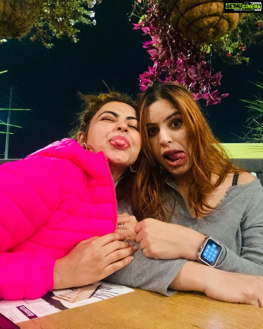 Simi Chahal Instagram - this is what happens while we wait for our food(everytime)😂 i guess that’s what sisters do 🤷🏻♀️👯♀️ @rosecaur you are some awesome alien trapped in a human body 💘 #LoveYouToDeath💟 #YouCantSitWithUs kinda expressions 🥲🤣 #SisterLove❤️ #foodie #fun #love Swipe till the end for a video of me falling in love with my meal 👉🏼 Toronto, Ontario