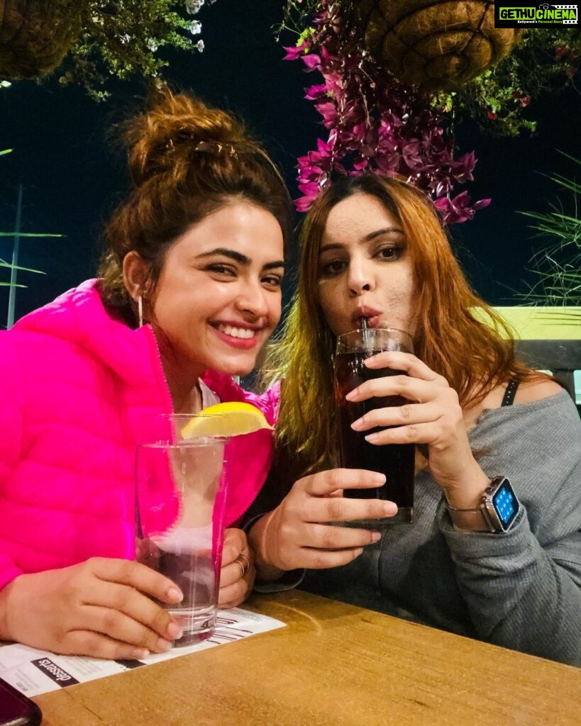 Simi Chahal Instagram - this is what happens while we wait for our food(everytime)😂 i guess that’s what sisters do 🤷🏻‍♀️👯‍♀️ @rosecaur you are some awesome alien trapped in a human body 💘 #LoveYouToDeath💟 #YouCantSitWithUs kinda expressions 🥲🤣 #SisterLove❤️ #foodie #fun #love Swipe till the end for a video of me falling in love with my meal 👉🏼 Toronto, Ontario