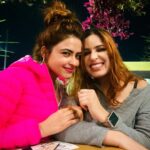 Simi Chahal Instagram - this is what happens while we wait for our food(everytime)😂 i guess that’s what sisters do 🤷🏻‍♀️👯‍♀️ @rosecaur you are some awesome alien trapped in a human body 💘 #LoveYouToDeath💟 #YouCantSitWithUs kinda expressions 🥲🤣 #SisterLove❤️ #foodie #fun #love Swipe till the end for a video of me falling in love with my meal 👉🏼 Toronto, Ontario
