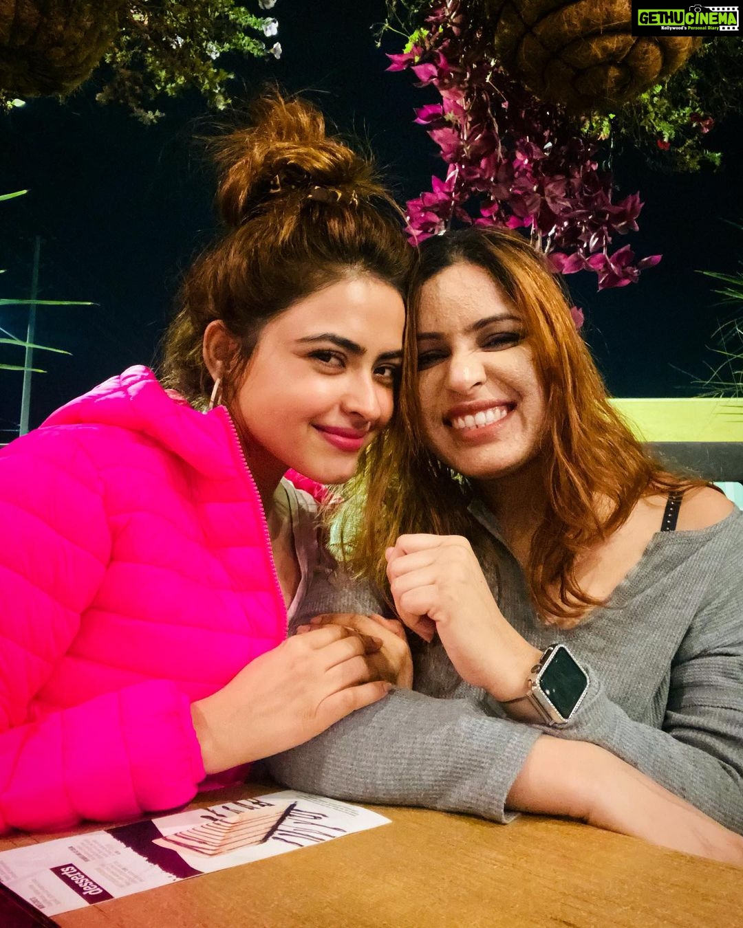 Simi Chahal Instagram - this is what happens while we wait for our food(everytime)😂 i guess that’s what sisters do 🤷🏻♀️👯♀️ @rosecaur you are some awesome alien trapped in a human body 💘 #LoveYouToDeath💟 #YouCantSitWithUs kinda expressions 🥲🤣 #SisterLove❤️ #foodie #fun #love Swipe till the end for a video of me falling in love with my meal 👉🏼 Toronto, Ontario