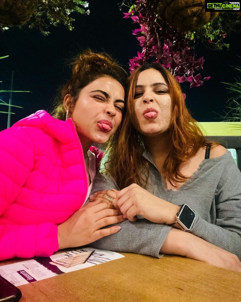 Simi Chahal Instagram - this is what happens while we wait for our food(everytime)😂 i guess that’s what sisters do 🤷🏻‍♀️👯‍♀️ @rosecaur you are some awesome alien trapped in a human body 💘 #LoveYouToDeath💟 #YouCantSitWithUs kinda expressions 🥲🤣 #SisterLove❤️ #foodie #fun #love Swipe till the end for a video of me falling in love with my meal 👉🏼 Toronto, Ontario