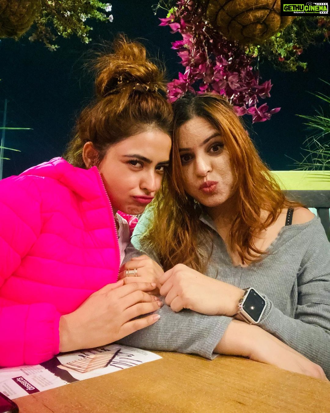 Simi Chahal Instagram - this is what happens while we wait for our food(everytime)😂 i guess that’s what sisters do 🤷🏻♀️👯♀️ @rosecaur you are some awesome alien trapped in a human body 💘 #LoveYouToDeath💟 #YouCantSitWithUs kinda expressions 🥲🤣 #SisterLove❤️ #foodie #fun #love Swipe till the end for a video of me falling in love with my meal 👉🏼 Toronto, Ontario
