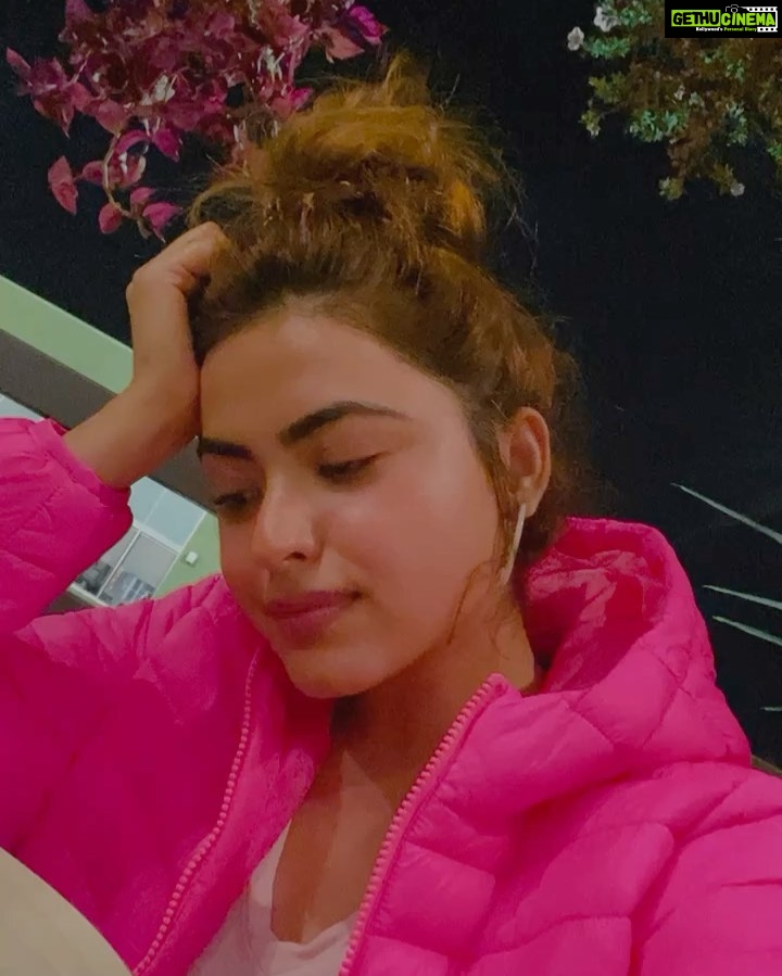 Simi Chahal Instagram - this is what happens while we wait for our food(everytime)😂 i guess that’s what sisters do 🤷🏻♀️👯♀️ @rosecaur you are some awesome alien trapped in a human body 💘 #LoveYouToDeath💟 #YouCantSitWithUs kinda expressions 🥲🤣 #SisterLove❤️ #foodie #fun #love Swipe till the end for a video of me falling in love with my meal 👉🏼 Toronto, Ontario