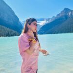 Simi Chahal Instagram - place so breathtakingly beautiful that it looks photoshopped 😱😌 Location : Lake Louise, Banff (Alberta). Lake Louise Banff