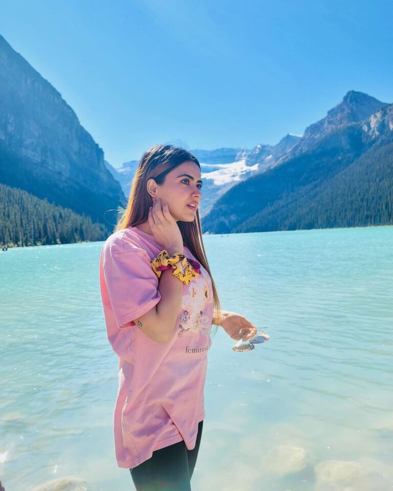 Simi Chahal Instagram - place so breathtakingly beautiful that it looks photoshopped 😱😌 Location : Lake Louise, Banff (Alberta). Lake Louise Banff