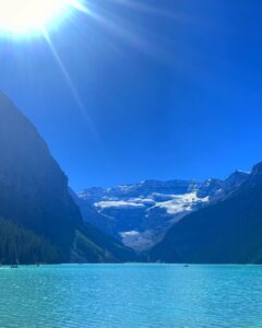 Simi Chahal Instagram - place so breathtakingly beautiful that it looks photoshopped 😱😌 

Location : Lake Louise, Banff (Alberta).