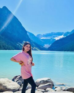 Simi Chahal Instagram - place so breathtakingly beautiful that it looks photoshopped 😱😌 

Location : Lake Louise, Banff (Alberta).