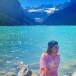 Simi Chahal Instagram – place so breathtakingly beautiful that it looks photoshopped 😱😌 

Location : Lake Louise, Banff (Alberta). Lake Louise Banff