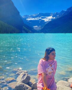 Simi Chahal Instagram - place so breathtakingly beautiful that it looks photoshopped 😱😌 Location : Lake Louise, Banff (Alberta). Lake Louise Banff