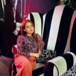 Simi Chahal Instagram - Last photo was supposed to be the first one, but then i changed my mind🤷🏻‍♀️ Swipe to see Uncle on the wall judging @rkrmakeup for clicking 500 pictures of me at the same spot😅 Wasn’t her idea though🤪