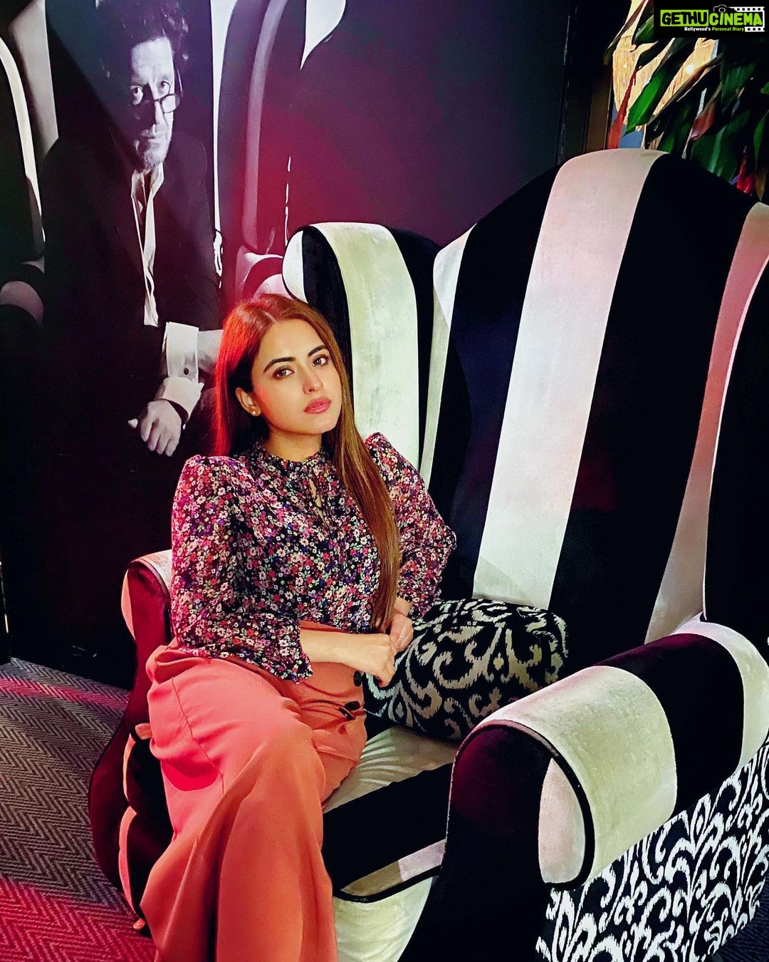 Simi Chahal Instagram - Last photo was supposed to be the first one, but then i changed my mind🤷🏻♀️ Swipe to see Uncle on the wall judging @rkrmakeup for clicking 500 pictures of me at the same spot😅 Wasn’t her idea though🤪