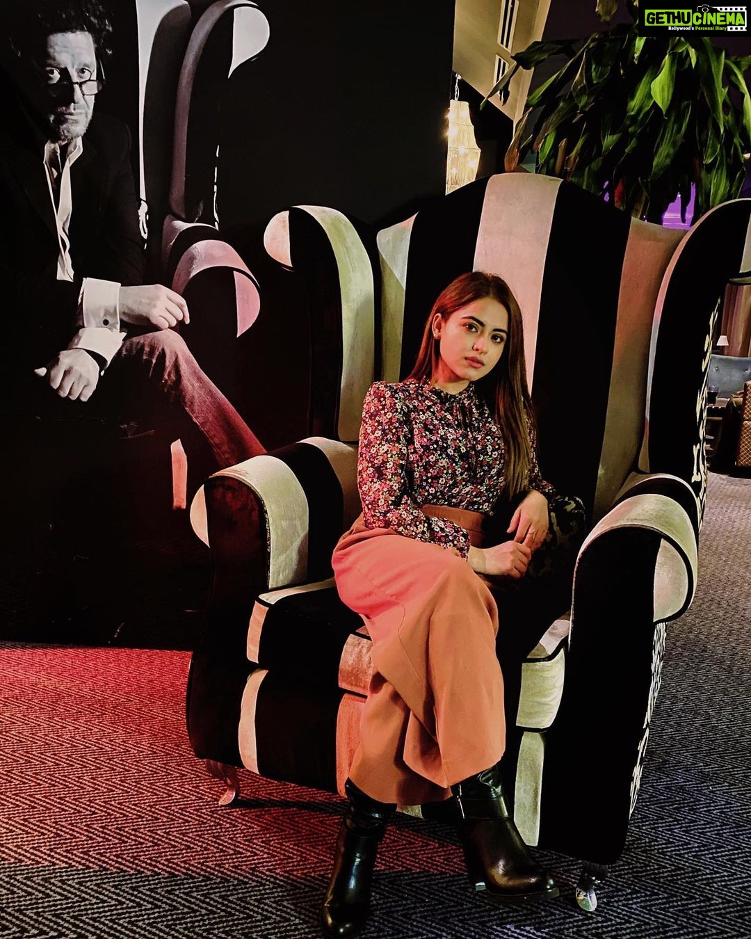 Simi Chahal Instagram - Last photo was supposed to be the first one, but then i changed my mind🤷🏻♀️ Swipe to see Uncle on the wall judging @rkrmakeup for clicking 500 pictures of me at the same spot😅 Wasn’t her idea though🤪