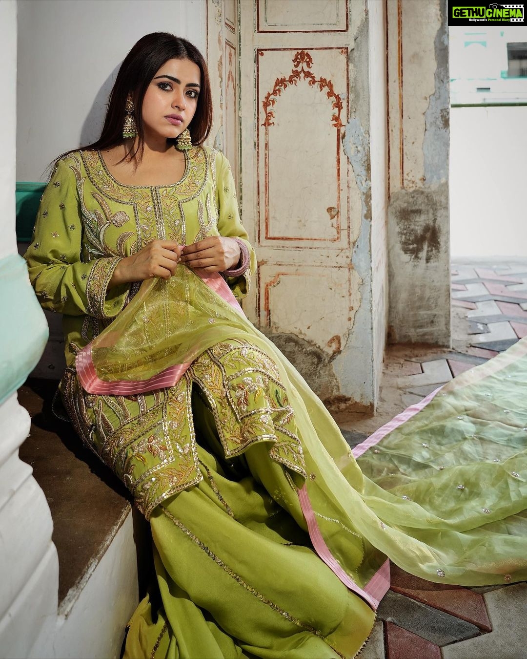 Simi Chahal Instagram - i just had to put 1 happy photo in these sad-girl-era photos 🤷🏻♀️😌 , Suit : @the_rosegirl Jewelry : @theurbanglitter Makeup : @prabhakarchande_makeupartist Hair : @krishna.hairstylist Photography : @maniksharma.cc