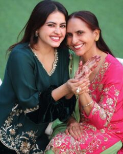 Simi Chahal Instagram - this day with my main bae 🥹💘🧿 @amharpreetkaur ❤️ Suits : @inarabyginnimander ✨