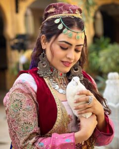 Simi Chahal Instagram - …that green-eyed beauty named Noor ✨ 

4 Days to Goooo 🥰 #mastaney 

Makeup & Hair : @damsel_makeupcrew