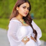 Simi Chahal Instagram – i love this look from KDDKPD’s song ‘Raniya’ 😍🥰

Makeup : @prabhakarchande_makeupartist 
Hair : @krishna.hairstylist 
Jewelry : @theurbanglitter 
Gown : @seobridalstudio_official 

Photos by : @bunty_hans_805454 📸