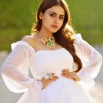 Simi Chahal Instagram - i love this look from KDDKPD’s song ‘Raniya’ 😍🥰 Makeup : @prabhakarchande_makeupartist Hair : @krishna.hairstylist Jewelry : @theurbanglitter Gown : @seobridalstudio_official Photos by : @bunty_hans_805454 📸