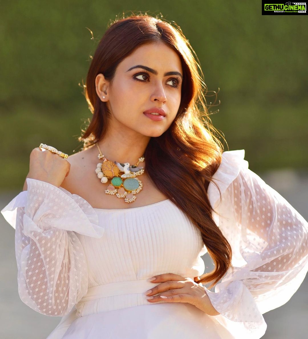 Simi Chahal Instagram - i love this look from KDDKPD’s song ‘Raniya’ 😍🥰 Makeup : @prabhakarchande_makeupartist Hair : @krishna.hairstylist Jewelry : @theurbanglitter Gown : @seobridalstudio_official Photos by : @bunty_hans_805454 📸