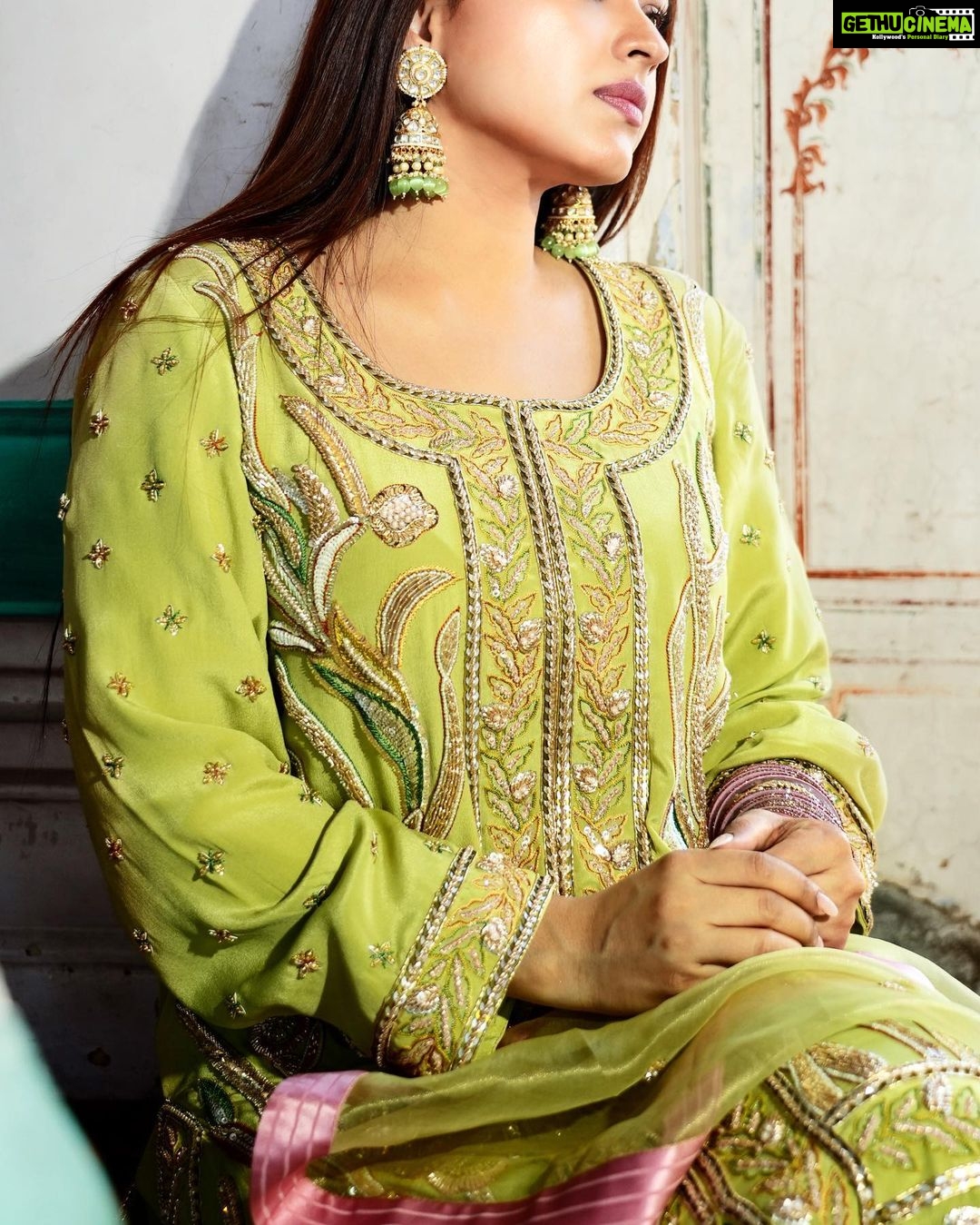 Simi Chahal Instagram - i just had to put 1 happy photo in these sad-girl-era photos 🤷🏻♀️😌 , Suit : @the_rosegirl Jewelry : @theurbanglitter Makeup : @prabhakarchande_makeupartist Hair : @krishna.hairstylist Photography : @maniksharma.cc