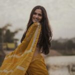 Simran Choudhary Instagram - Yellow paper daisy 🌼 🎬 @gnanasagardwaraka 📷 @chaloofied 🤳🏻 @foxy_here