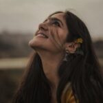 Simran Choudhary Instagram - Yellow paper daisy 🌼 🎬 @gnanasagardwaraka 📷 @chaloofied 🤳🏻 @foxy_here