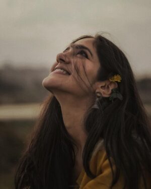 Simran Choudhary Instagram - Yellow paper daisy 🌼

🎬 @gnanasagardwaraka 
📷 @chaloofied 
🤳🏻 @foxy_here