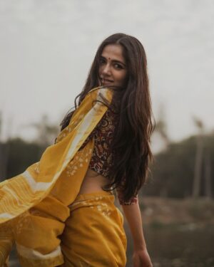 Simran Choudhary Instagram - Yellow paper daisy 🌼

🎬 @gnanasagardwaraka 
📷 @chaloofied 
🤳🏻 @foxy_here