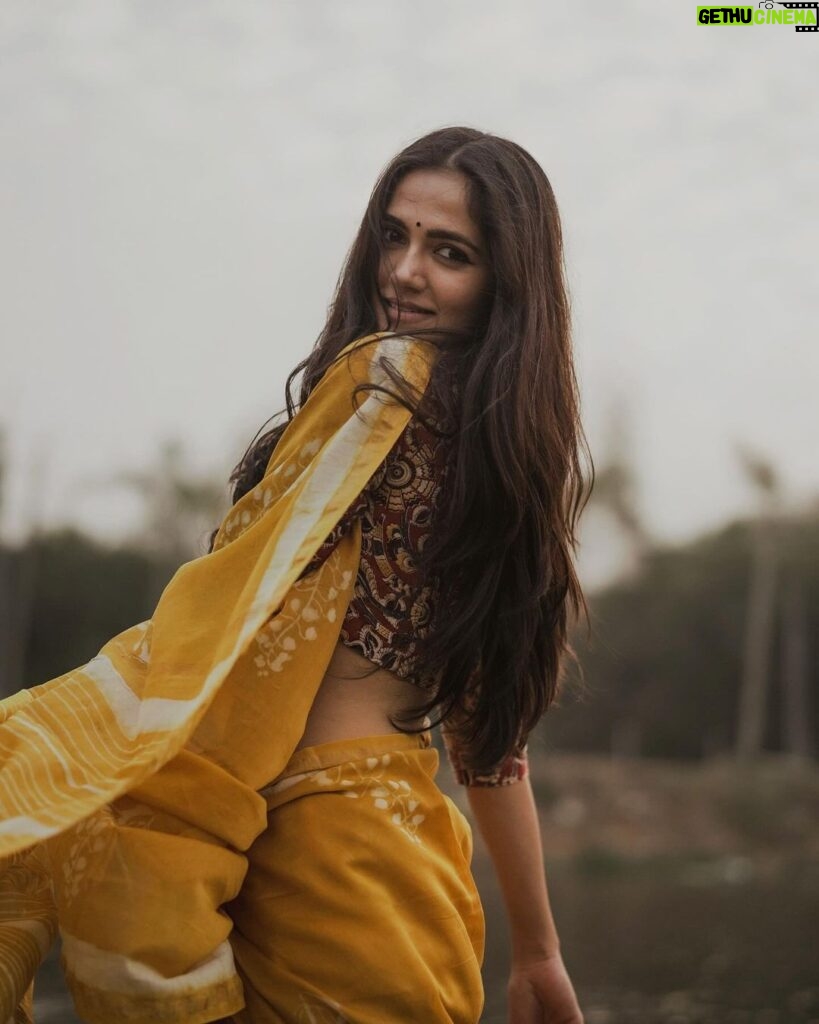 Simran Choudhary Instagram - Yellow paper daisy 🌼 🎬 @gnanasagardwaraka 📷 @chaloofied 🤳🏻 @foxy_here