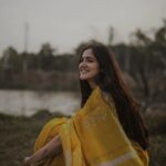Simran Choudhary Instagram - Yellow paper daisy 🌼 🎬 @gnanasagardwaraka 📷 @chaloofied 🤳🏻 @foxy_here