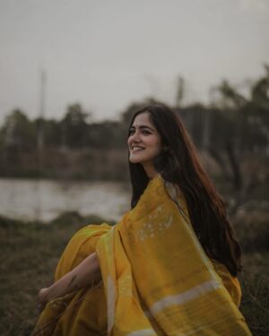 Simran Choudhary Instagram - Yellow paper daisy 🌼

🎬 @gnanasagardwaraka 
📷 @chaloofied 
🤳🏻 @foxy_here