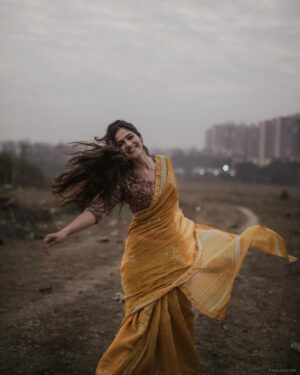 Simran Choudhary Instagram - Yellow paper daisy 🌼

🎬 @gnanasagardwaraka 
📷 @chaloofied 
🤳🏻 @foxy_here