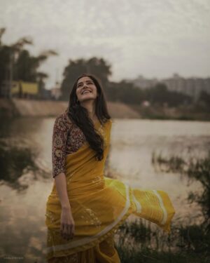 Simran Choudhary Instagram - Yellow paper daisy 🌼

🎬 @gnanasagardwaraka 
📷 @chaloofied 
🤳🏻 @foxy_here