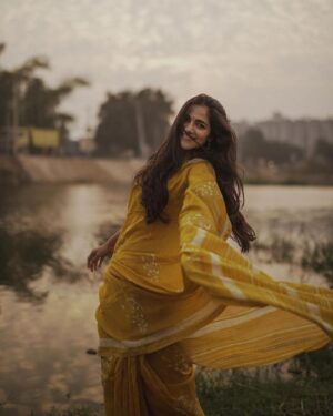 Simran Choudhary Instagram - Yellow paper daisy 🌼

🎬 @gnanasagardwaraka 
📷 @chaloofied 
🤳🏻 @foxy_here