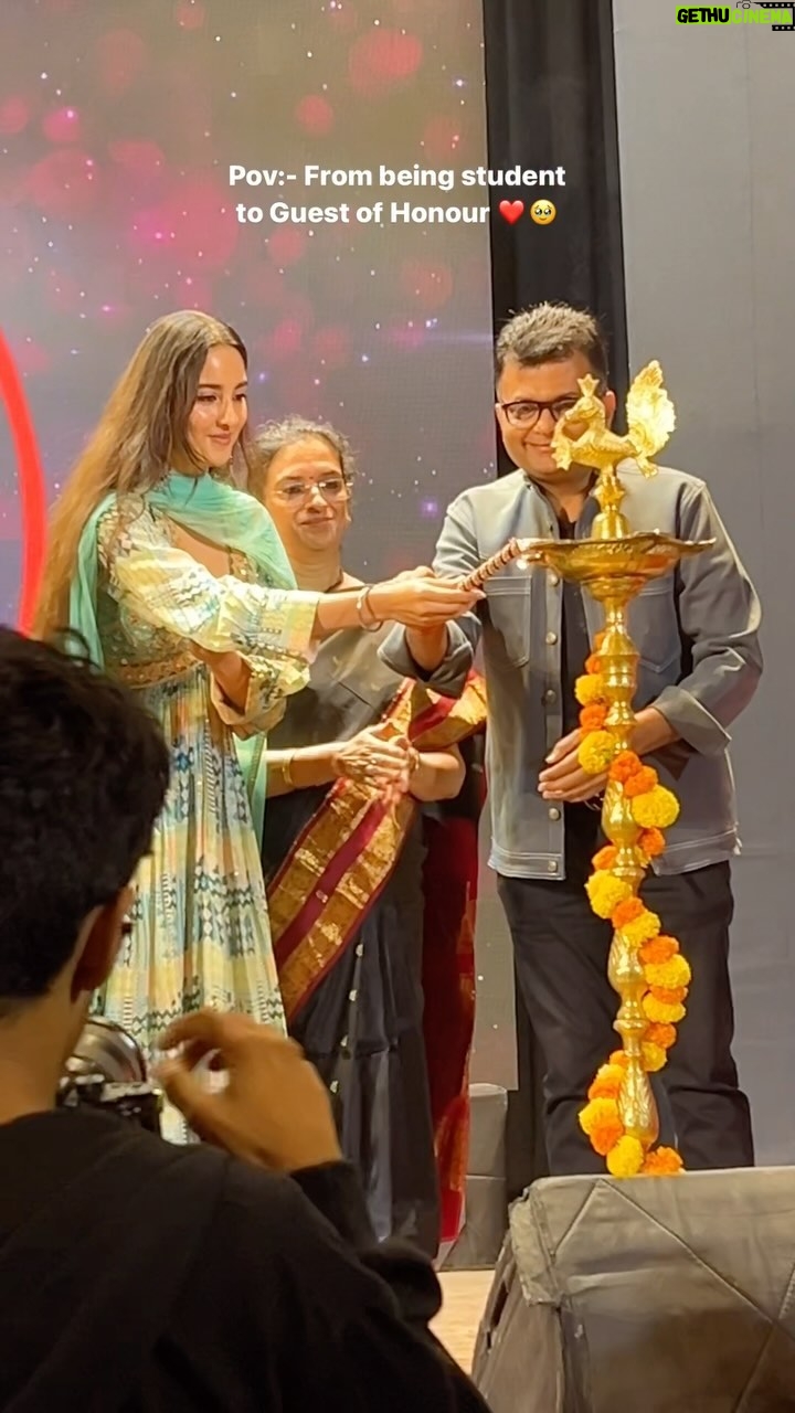 Simrat Kaur Instagram - From being student at KC college to now being Guest of honour ❤️🥹🙏🏻 feels so special ohhh god thank you 🙏🏻🙏🏻 K.C. College, Churchgate