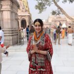 Simrat Kaur Instagram - Har har mahadev🙏🏻❤️ Kashi Vishwanath Temple