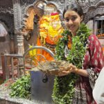 Simrat Kaur Instagram - Har har mahadev🙏🏻❤️ Kashi Vishwanath Temple