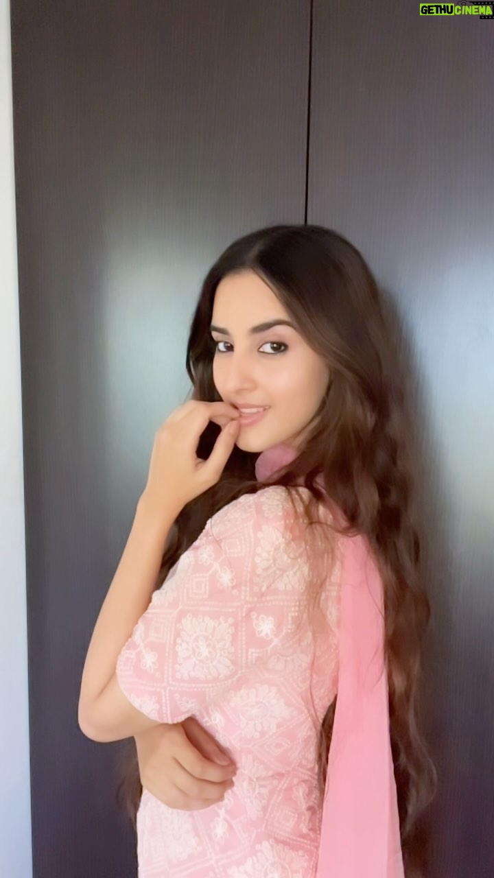 Simrat Kaur Instagram - In between looktest💛 thought of recording some bts 🥰🙋🏻♀️