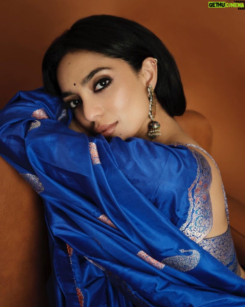Sobhita Dhulipala Instagram - ‘Game Changer Best Actor of the year 2023’ The truth is, no game is changed without collective effort. I’m fortunate to have worked with brilliant collaborators who created female characters that are complicated yet empathetic. Roles like Tara, Kaveri - parts that may or may not be liked but somehow..understood? :) Thank you for your confidence in me, @realbollywoodhungama. The flame in my heart burns bright! Wearing this beautiful @ekayabanaras saree along with @amrapalijewels. Eternal thanks to @mourya and @shraddhamishra8 for making me look presentable and for always keepin it real!