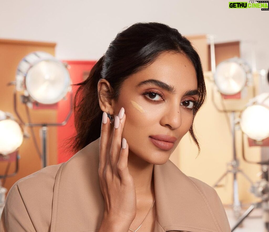 Sobhita Dhulipala Instagram - Say hello to ‘The Smashbox Always On Skin-Balancing Foundation’ Incredible is the word. The all-day hydrating, 16 hour long wear formula doesn’t need any retouches. Available in 30 shades, there’s one for everyone. Shop this must-have @mynykaa 🛒 #SmashboxIndia #StudioTested #LifestyleApproved #AlwaysOn #AlwaysOnFoundation #Ad
