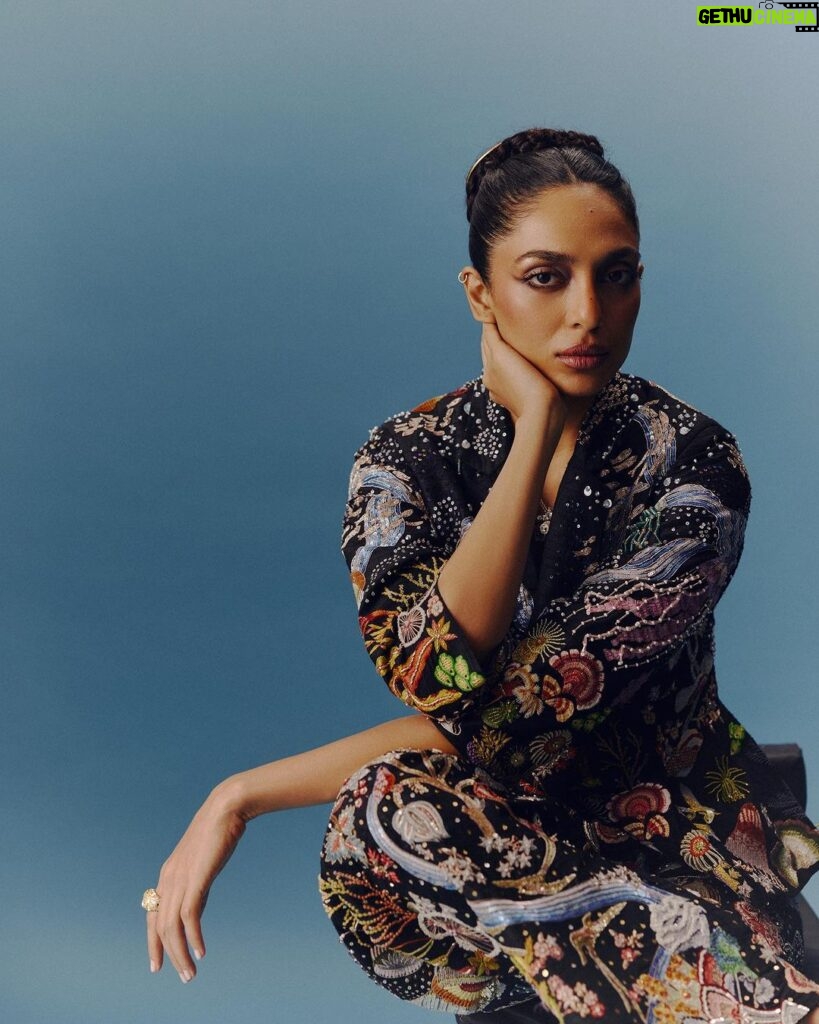 Sobhita Dhulipala Instagram - Had the great joy of wrapping 2023 with this magnificent @elleindia cover story. Big shout out to the team at Elle for always cheering for and standing by young talent. ♠♥ ELLE India Editor: @aineenizamiahmedi Photographer: @soujit.das Fashion Editor: @zohacastelino (creative direction) Wearing @papadontpreachbyshubhika @metroshoesindia Fashion Assistant: @komal_shetty_ (styling) Asst. Art Director: @mount.juno__ (cover design) Words: @sukriti_shahi19 Makeup: @makeupbyanighajain Hair: @arvindkumar_hair Bookings Editor: @alizaafatmaa Assisted by: @nirali_p1(styling); _rj1092_, @mitali.lakhotia (bookings) Production: @cutlooseproductions