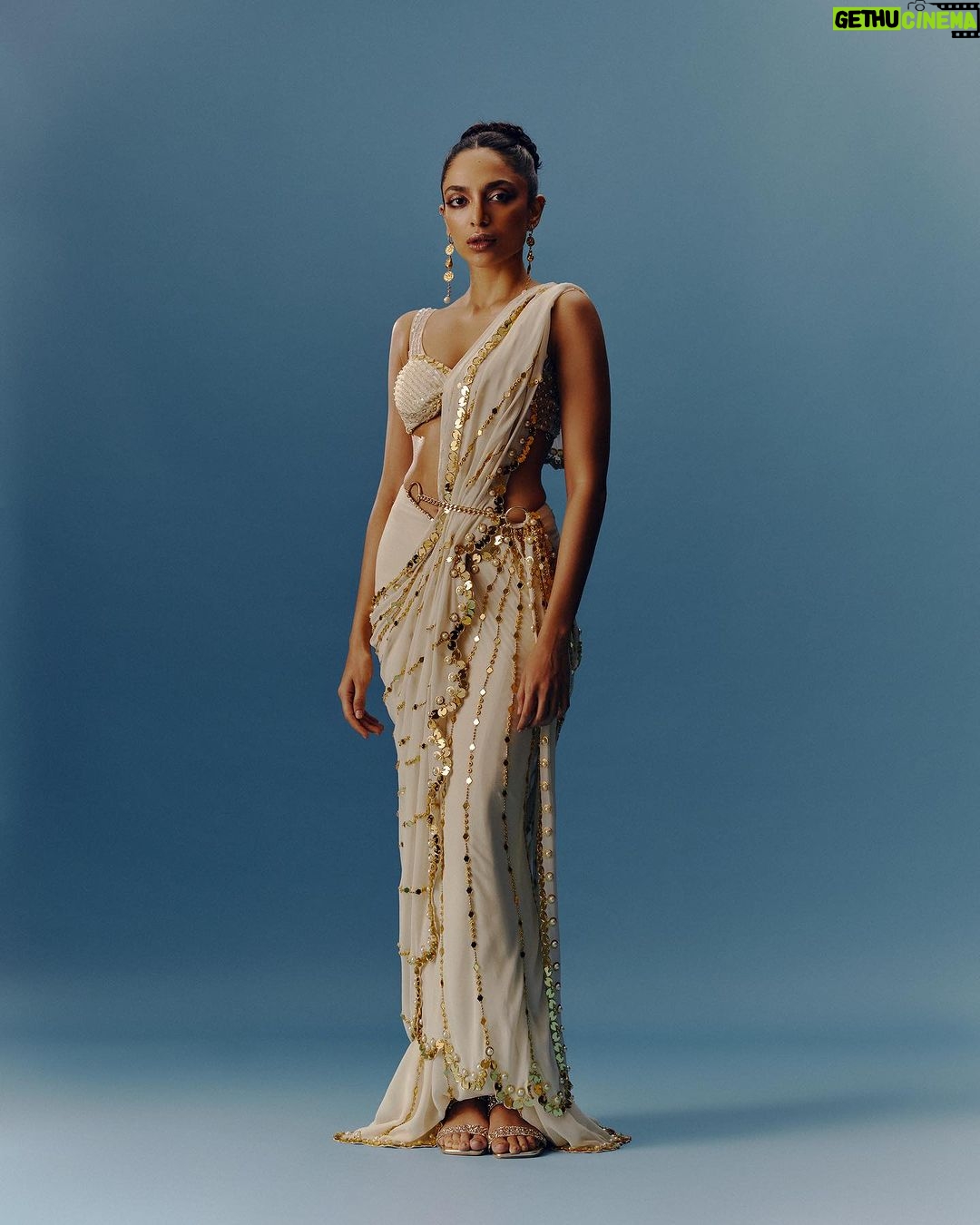 Sobhita Dhulipala Instagram - Had the great joy of wrapping 2023 with this magnificent @elleindia cover story. Big shout out to the team at Elle for always cheering for and standing by young talent. ♠️♥️ ELLE India Editor: @aineenizamiahmedi Photographer: @soujit.das Fashion Editor: @zohacastelino (creative direction) Wearing @papadontpreachbyshubhika @metroshoesindia Fashion Assistant: @komal_shetty_ (styling) Asst. Art Director: @mount.juno__ (cover design) Words: @sukriti_shahi19 Makeup: @makeupbyanighajain Hair: @arvindkumar_hair Bookings Editor: @alizaafatmaa Assisted by: @nirali_p1(styling); _rj1092_, @mitali.lakhotia (bookings) Production: @cutlooseproductions