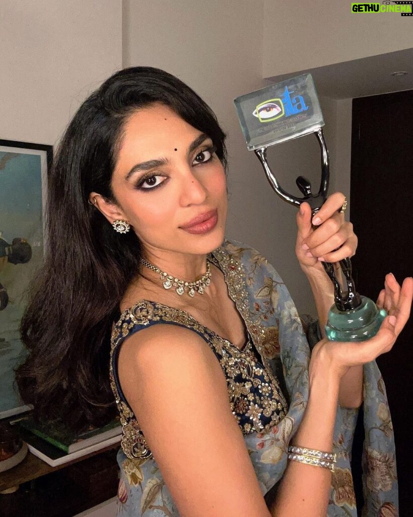 Sobhita Dhulipala Instagram - Came home from the ITA awards last night and hurriedly took these pictures. It means the world to me to get to play interesting, multi-dimensional characters and then, to be recognised and appreciated for it is just beyond what my fragile fluttering self can handle. Grateful. Inspired. Tender. 🤍 #ThankYouTara #ThankYouKaveri @zoieakhtar @reemakagti1 @nityamehra19 @alankrita601 @neeraj.ghaywan @sandeipm @picsofpinks @theitaofficial