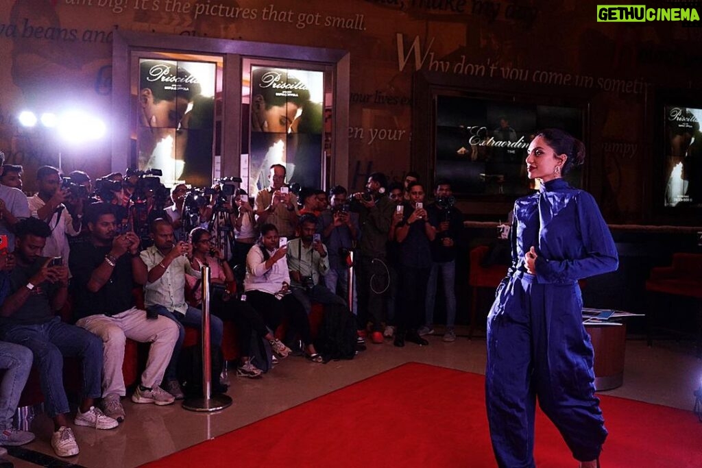 Sobhita Dhulipala Instagram - Such a joy introducing the exceptional @sofiacoppola’s film ‘Priscilla’ at a special screening for film lovers! Shout out to @mubiindia @mumbaifilmfestival @pvrpictures for making this happen and beautifully so. This film is a peak behind the curtain, told with punchy silences and the most painterly visuals. Out in theatres today 💙
