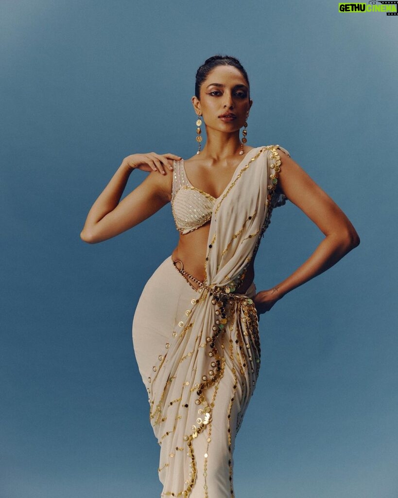 Sobhita Dhulipala Instagram - Had the great joy of wrapping 2023 with this magnificent @elleindia cover story. Big shout out to the team at Elle for always cheering for and standing by young talent. ♠️♥️ ELLE India Editor: @aineenizamiahmedi Photographer: @soujit.das Fashion Editor: @zohacastelino (creative direction) Wearing @papadontpreachbyshubhika @metroshoesindia Fashion Assistant: @komal_shetty_ (styling) Asst. Art Director: @mount.juno__ (cover design) Words: @sukriti_shahi19 Makeup: @makeupbyanighajain Hair: @arvindkumar_hair Bookings Editor: @alizaafatmaa Assisted by: @nirali_p1(styling); _rj1092_, @mitali.lakhotia (bookings) Production: @cutlooseproductions