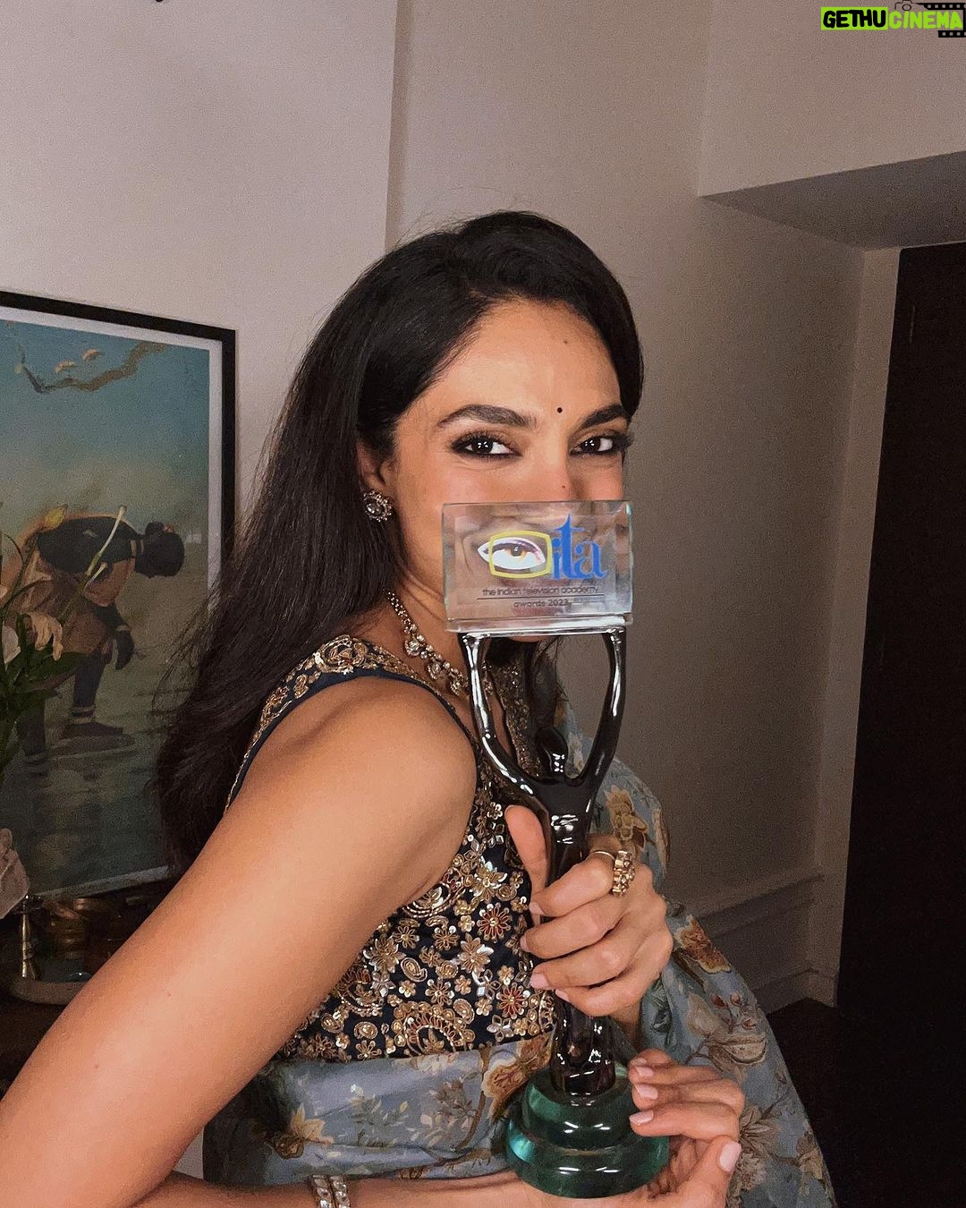 Sobhita Dhulipala Instagram - Came home from the ITA awards last night and hurriedly took these pictures. It means the world to me to get to play interesting, multi-dimensional characters and then, to be recognised and appreciated for it is just beyond what my fragile fluttering self can handle. Grateful. Inspired. Tender. 🤍 #ThankYouTara #ThankYouKaveri @zoieakhtar @reemakagti1 @nityamehra19 @alankrita601 @neeraj.ghaywan @sandeipm @picsofpinks @theitaofficial